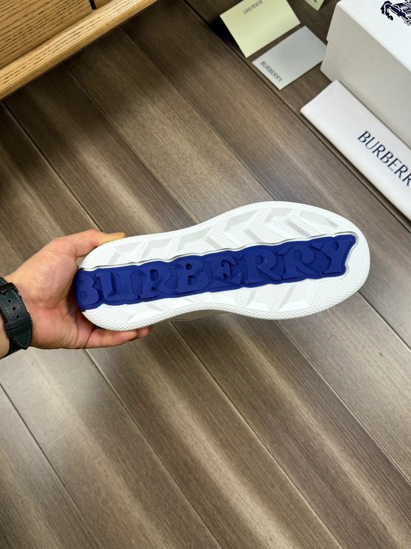 [BURBERRY] Burberry P400💰 - High-end quality original order 🔍🔍🔍 - Upper: imported 🔝 Nappa calfskin, tongue brand cloth label - Inner lining: canvas lining - Outsole: rubber; two-color molded outsole - Super high quality control and fine workmanship: highlighted (high-end, extravagance, grade) -Size: 38-44 (Male 45, can be customized)